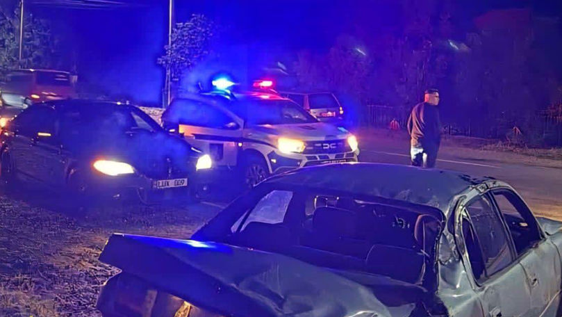 Râșcani: Un automobil s-a izbit violent într-un gard, apoi s-a răsturnat