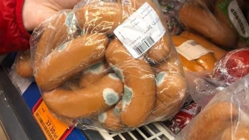 Crenvurști mucegăiți, descoperiți într-un supermarket din Capitală