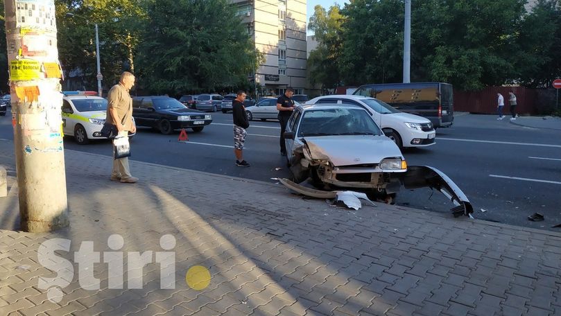 Adevărul despre mașina distrusă lângă o bordură din Chișinău