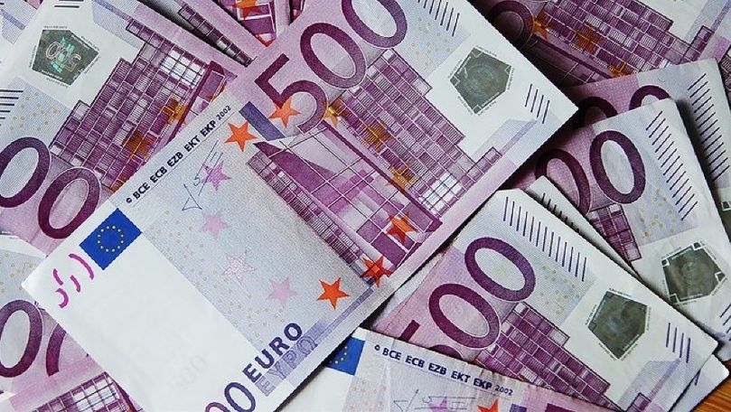 Euro și dolarul, mai scumpe la începutul săptămânii