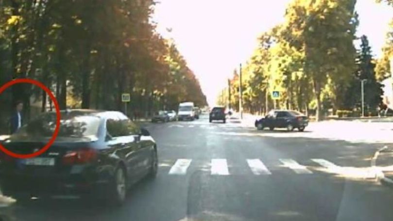 В Кишиневе водитель BMW едва не сбил ребенка на пешеходном переходе.