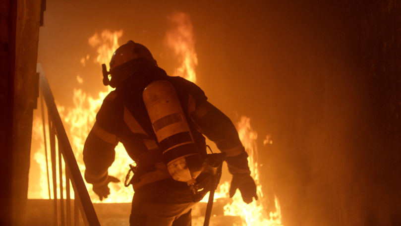 Optsprezece persoane, evacuate de pompieri în urma unui incendiu