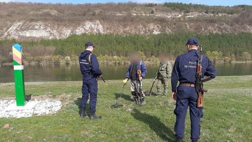 Bărbați cu detectoare de metal, prinși în zona de frontieră