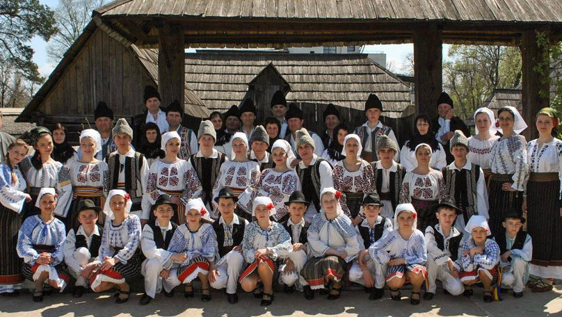 Generații unite prin folclor: Istoria familiei care trăiește prin cântec
