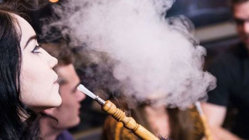 Minoră, fotografiată cum fumează narghilea într-un local din Chișinău