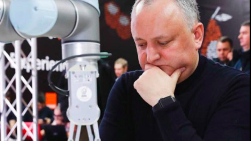 Președintele Dodon a jucat șah cu un robot. Cine a câștigat