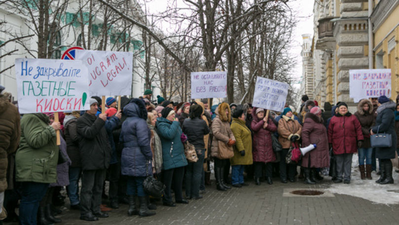 Angajații Moldpresa, protest la Primărie: Vrem să muncim. Lucrăm legal