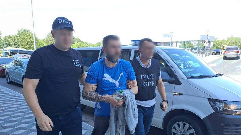 Un ucrainean căutat internațional, extrădat din Moldova către Cehia