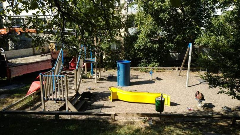 Încă un teren de joacă din Capitală, distrus: Copiii fac gălăgie