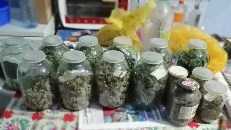 Droguri de 300.000 de lei, descoperite în borcane la Cahul
