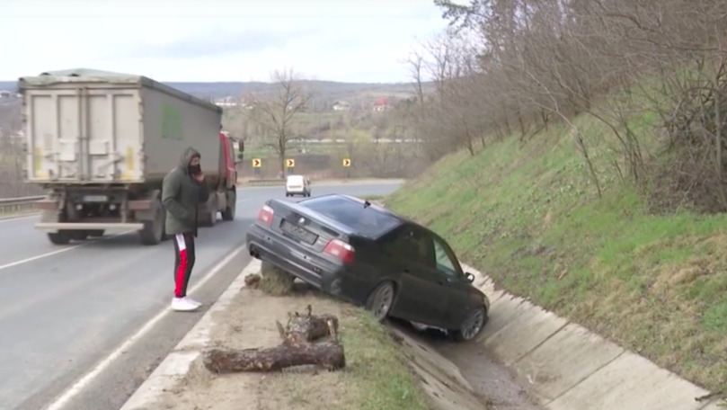 Accident la Hâncești: Un tânăr a nimerit într-un șanț cu BMW-ul