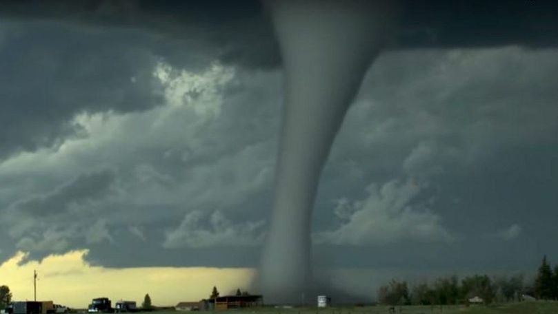 Tornadă, filmată în Ucraina: Grindină cât mingea de tenis