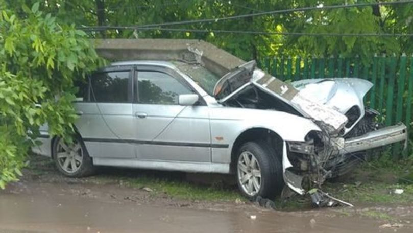 Accident la Florești: Un BMW a distrus un gard și un stâlp electric