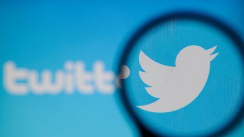 Twitter a suspendat mii de conturi care răspândeau informaţii false