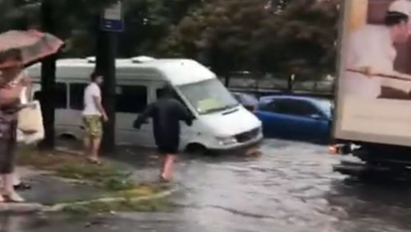 Microbuz de rută, înghițit de ape pe strada Albișoara din Capitală