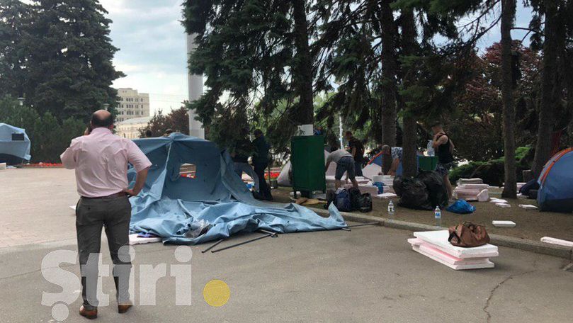 Protestatarii de la Guvern își strâng lucrurile și pleacă