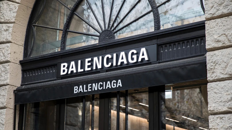 Balenciaga face furori cu o nouă geantă în formă de pungă
