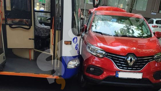 Accident matinal în Capitală: Un automobil și un troleibuz s-au lovit