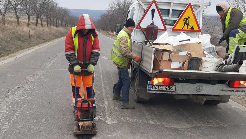 Drumarii au plombat gropile apărute după ninsoare