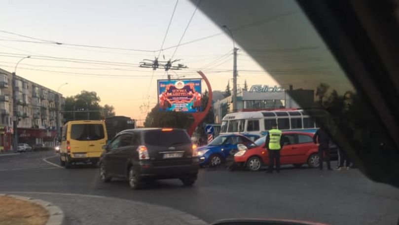 Accident matinal: Un automobil s-a ciocnit cu un autobuz în Capitală