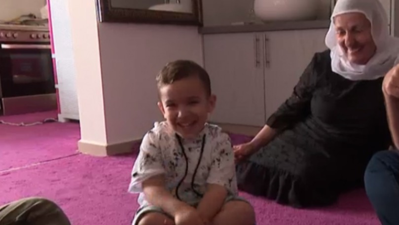 Un copil arab a început brusc să vorbească engleza cu accent britanic