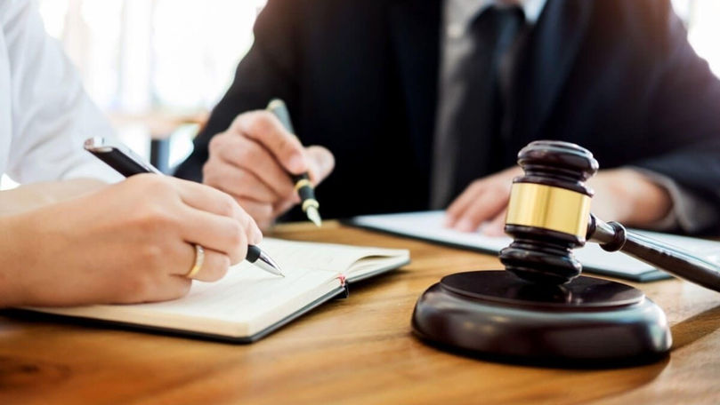 Avocat plătit parțial de stat pentru persoanele cu venituri mici