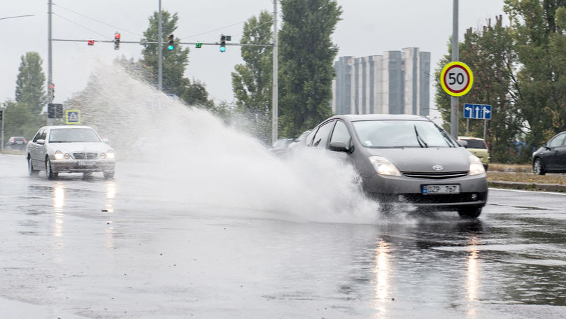 Plouă cu găleata: Râul Durleşti din Capitală, la un pas de a se revărsa