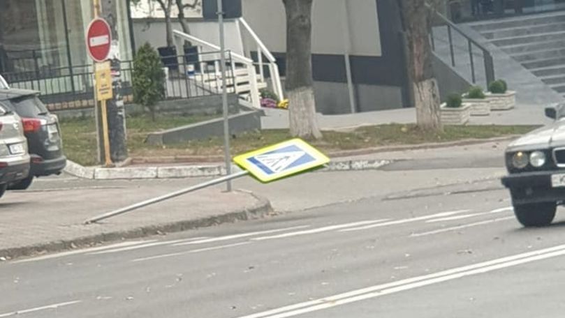 Un indicator rutier, doborât la pământ de un șofer