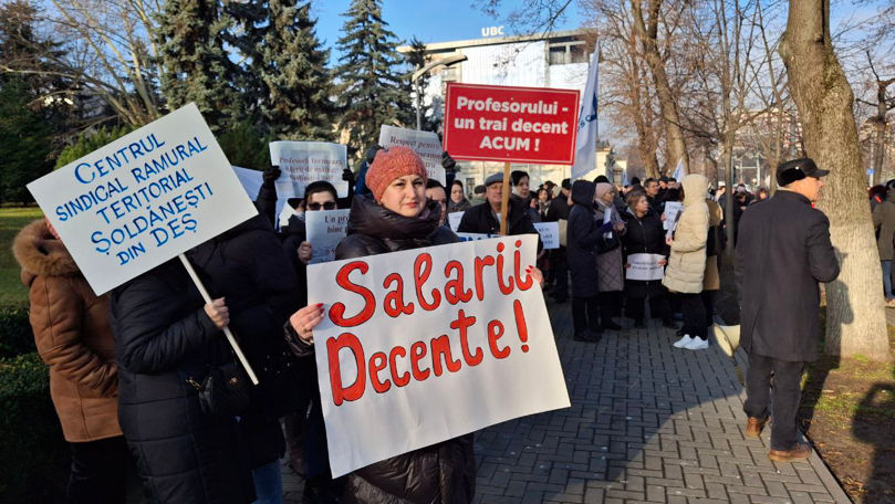 Profesorii protestează în fața Parlamentului: Vrem salarii decente