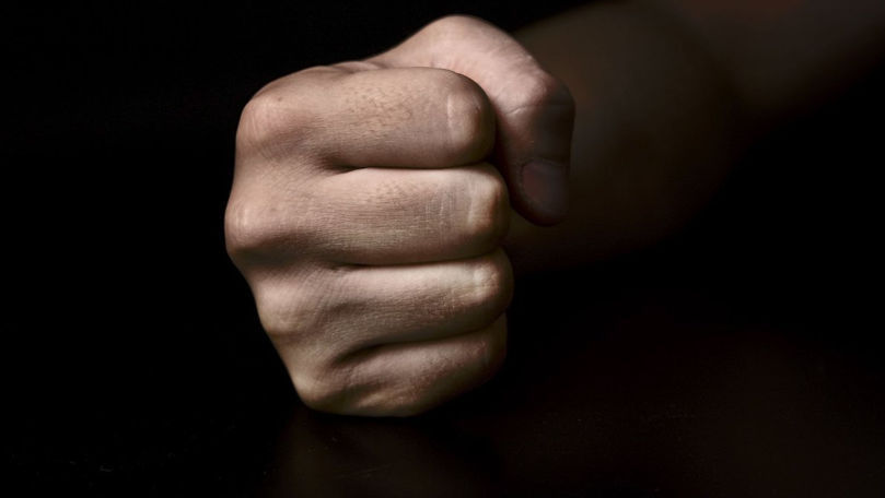 Nu a vrut să dea o țigară: Un bărbat, bătut de un adolescent în Chișinău