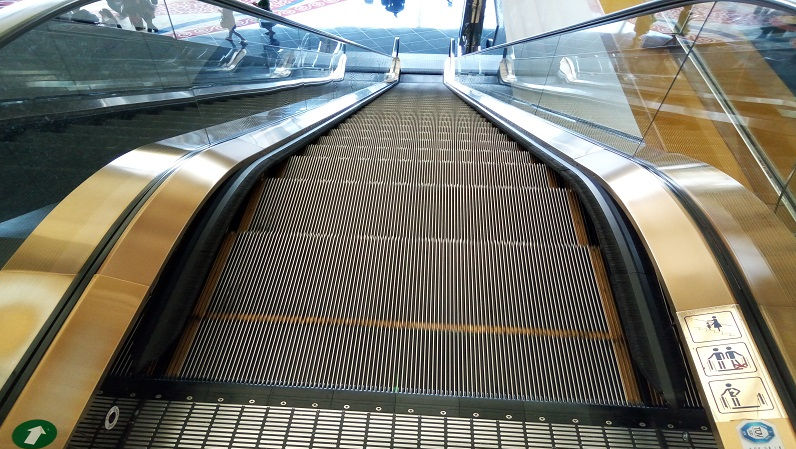 Incident la un Centru comercial: Un copil, blocat într-o scară rulantă