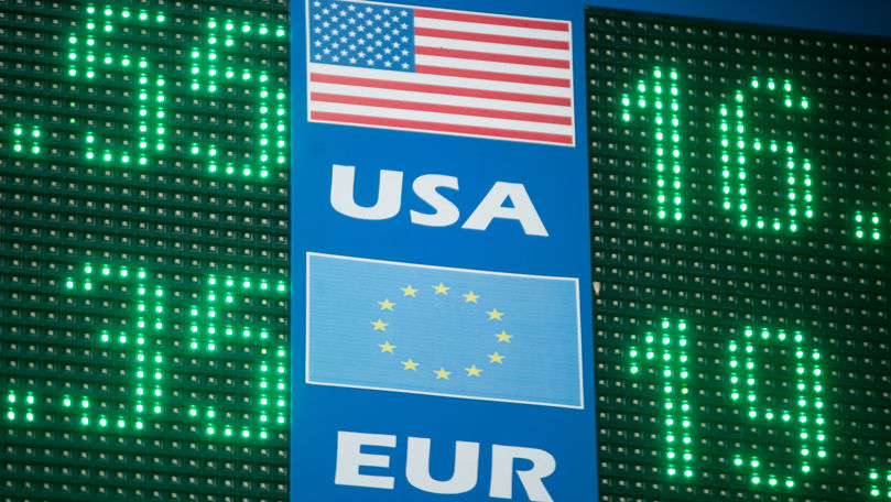 Curs valutar 15 iulie 2022: Cât valorează un euro și un dolar
