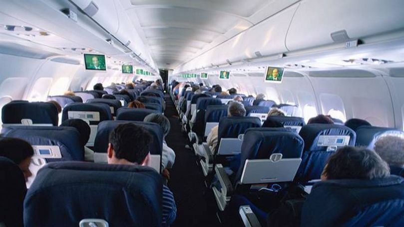 Doi bărbați beți s-au bătut în avion, după ce o femeie s-a descălțat