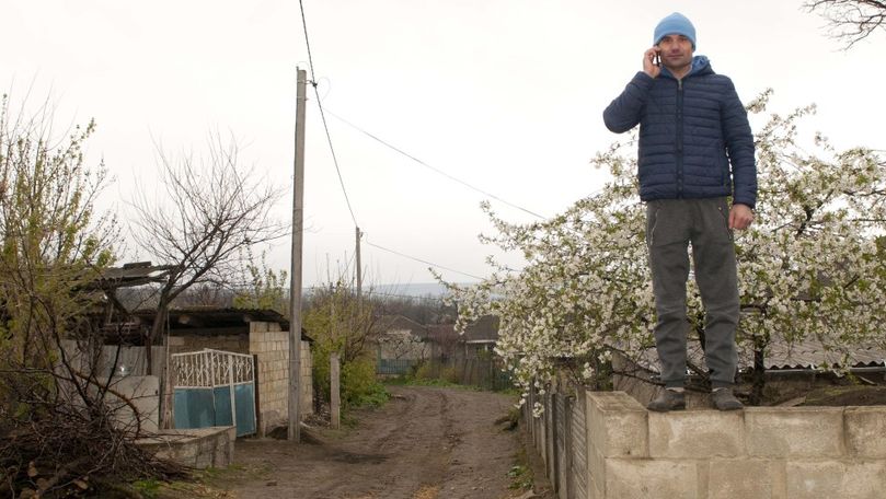 Finlanda din Moldova: Oamenii vorbesc la telefon prin copaci