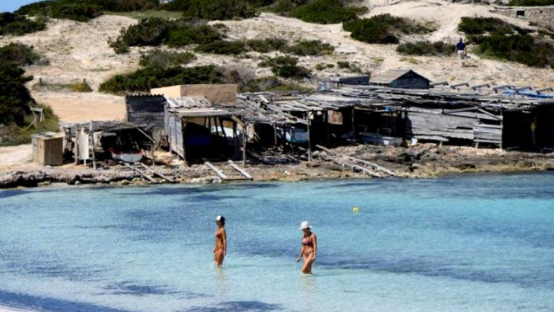 Insula Formentera, redeschisă: Pasagerii sunt testați pentru virus