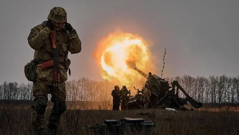 O mamă din Rusia a murit pe mormântul fiului ei ucis în Ucraina