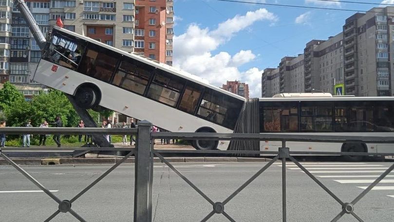 Autobuz cu pasageri, filmat cum urcă pe un stâlp cu viteză: Sunt răniți