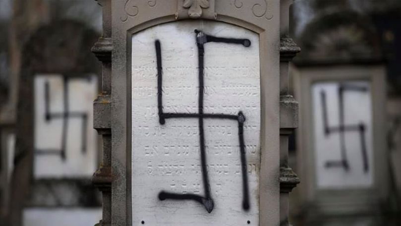 Cimitirul evreiesc, vandalizat: Graffitti fascist, pe morminte