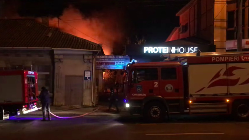 Incendiu nocturn în Capitală: A ars o casă din sectorul Centru