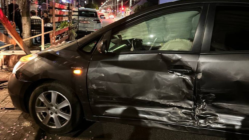 Două automobile s-au ciocnit într-o intersecție: O femeie, la spital