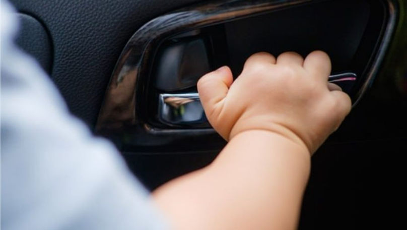 Chișinău: Un copil blocat în mașină, salvat. Mama a sunat la 112
