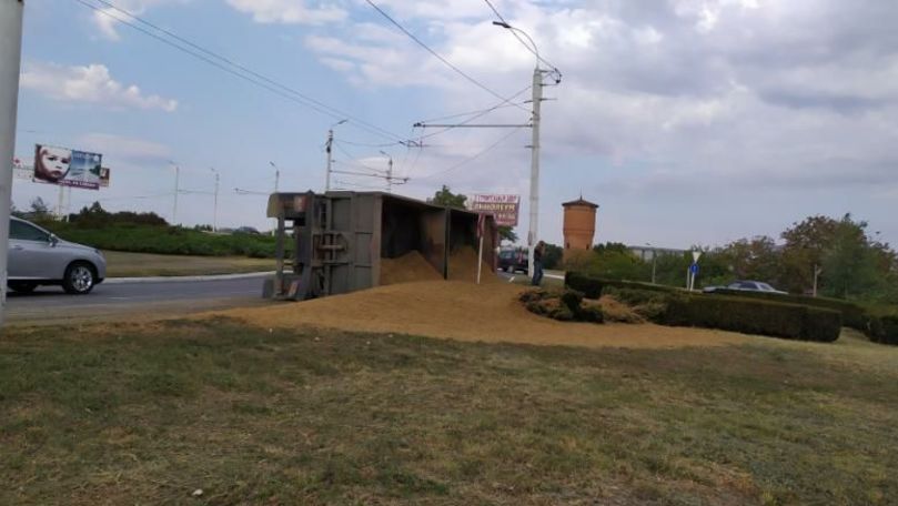 Un camion cu nisip care venea la Chișinău s-a răsturnat la Bender