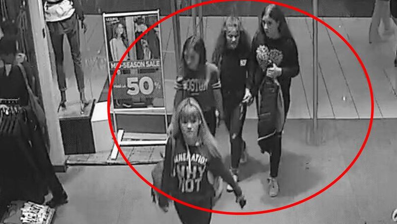 Momentul în care patru adolescente fură haine dintr-un magazin