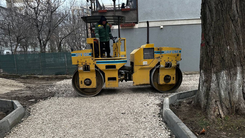 Lucrările de renovare a curților în sectorul Buiucani continuă