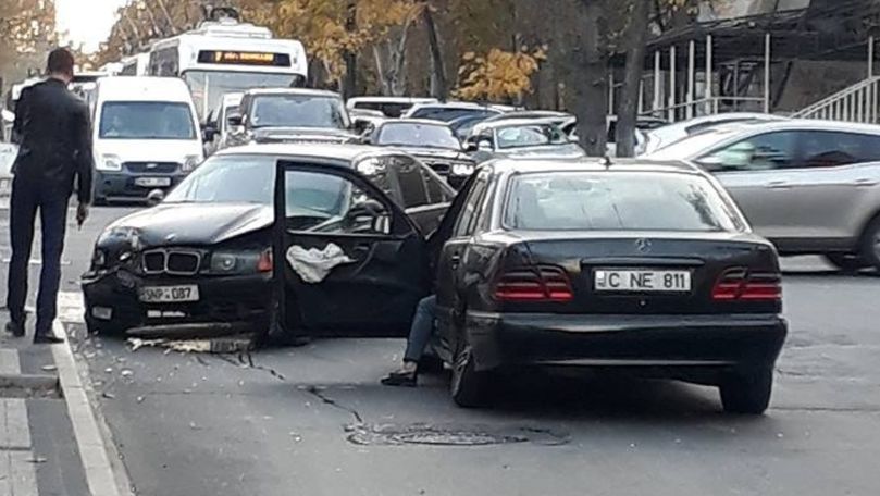 Impact violent între un Mercedes şi un BMW, pe strada Puşkin