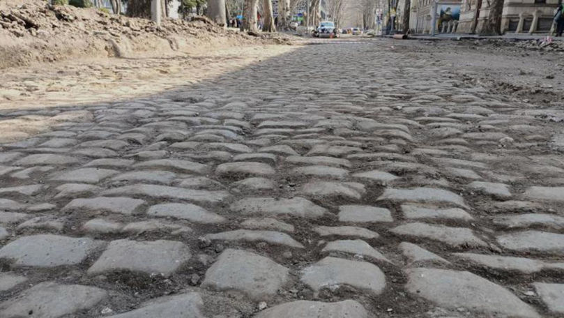O porțiune de caldarâm, descoperită în centrul Capitalei, asfaltată