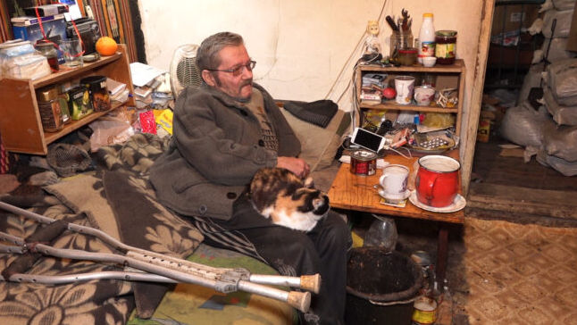 Condițiile grele în care locuiește singur un bătrân din raionul Fălești