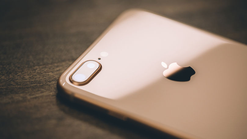 Apple, dată în judecată pentru că ar fi exagerat progresul în AI