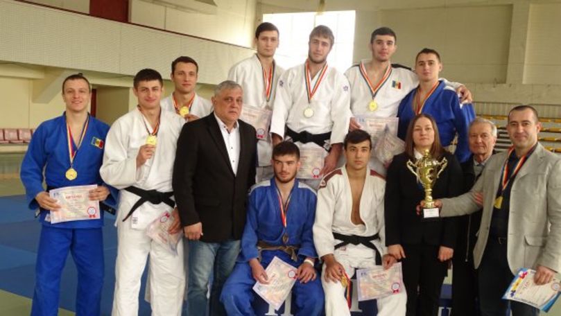 Un grup de factori decizionali au onorat Universiada națională de judo