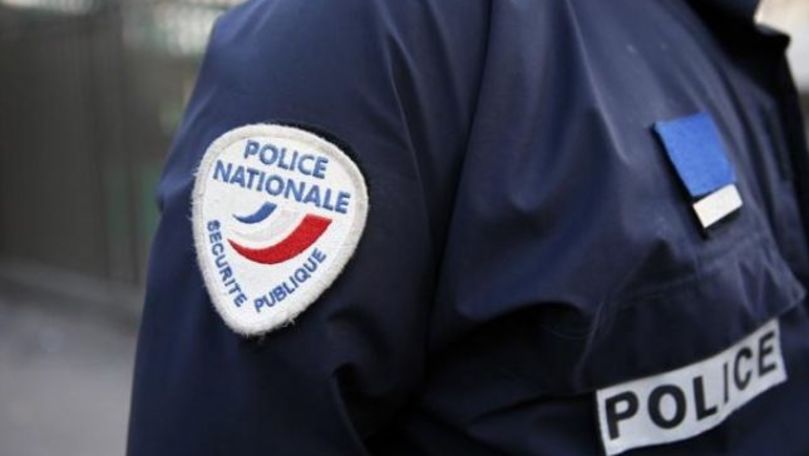 Scandal în Franţa: Un poliţist decorat, filmat bătând un protestatar